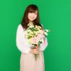 女性を口説くタイミングで花を渡す